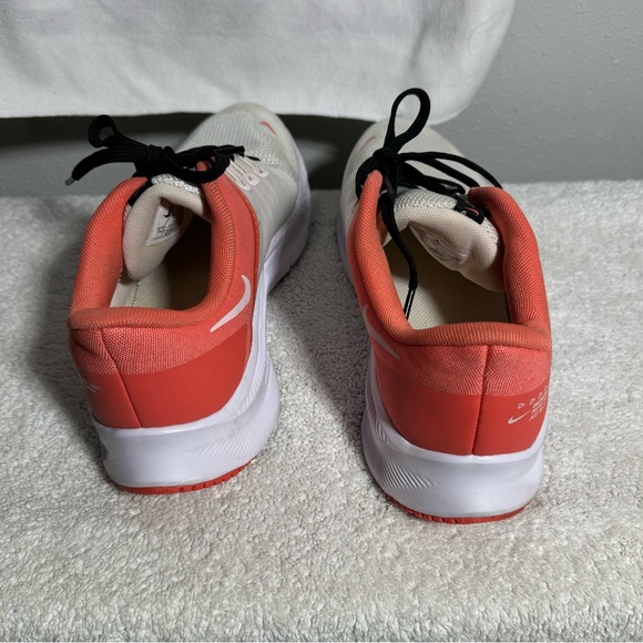 NIKE WOMEN QUEST size 9.5 has an orange/pink tone to it - Picture 5 of 9